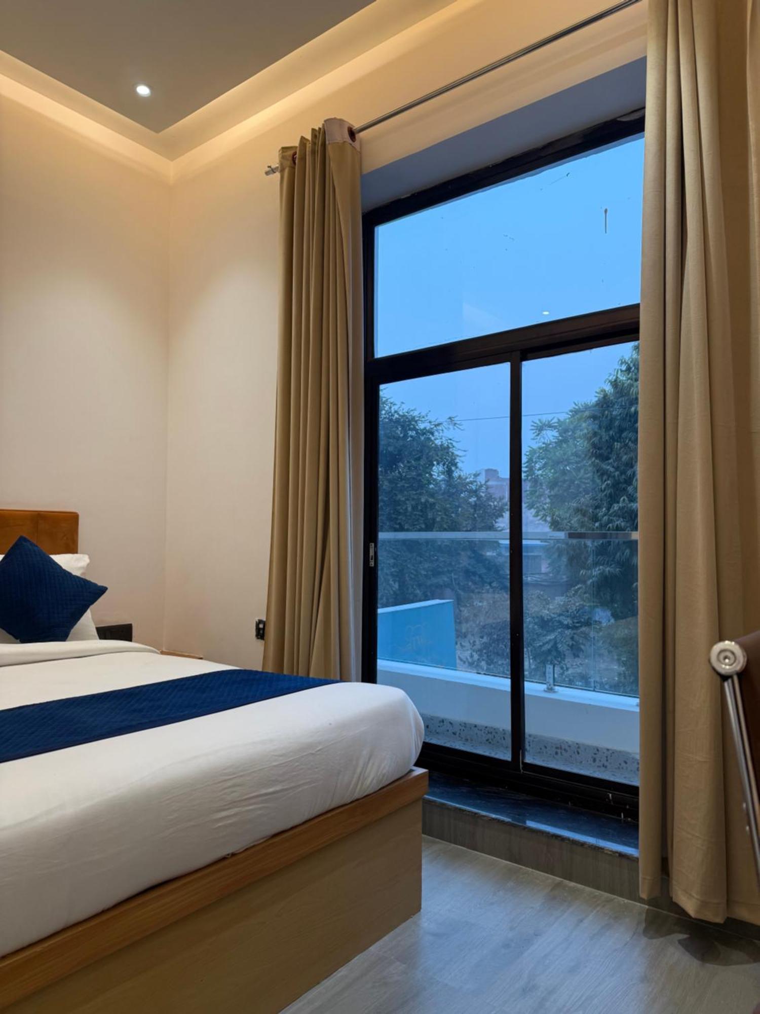 Hotel Taj Way By Jyoti Villa อัครา ภายนอก รูปภาพ